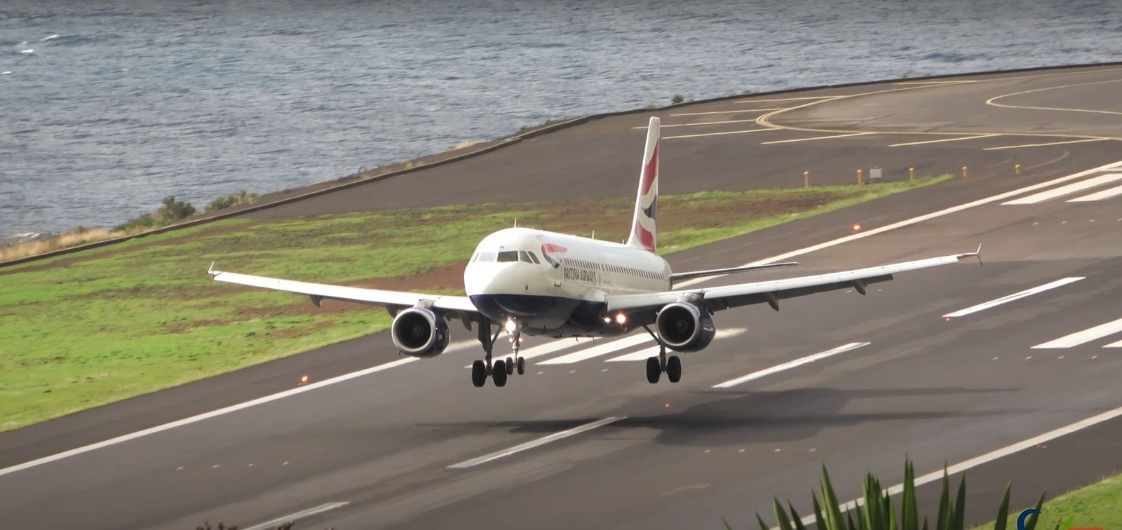 Bounce and almost Tail Strike British Airways A320 at Madeira Airport
