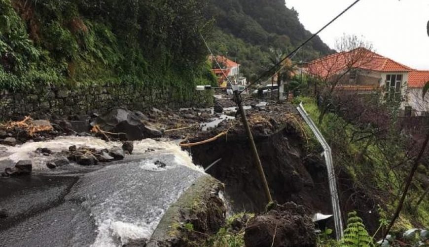 The road that gives access to the hills of Ponta Delgada has collapsed