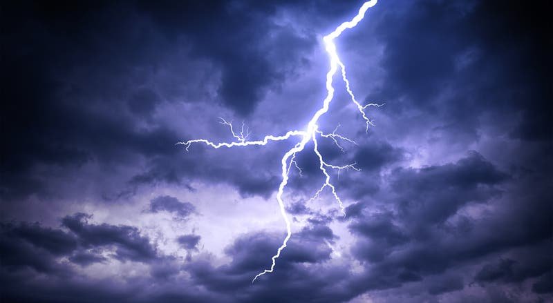 45.000 lightnings strikes frighten population