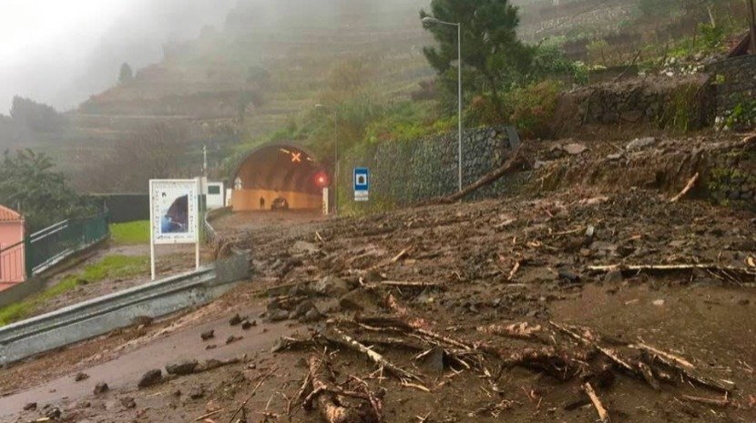 Landslide in Seixal Close the Road in the North