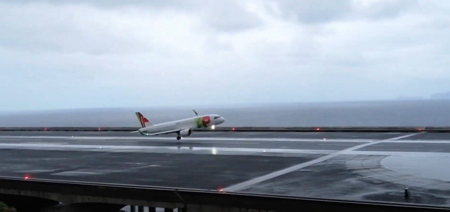 Airbus A320-251N Fails to Land at Madeira Airport Today
