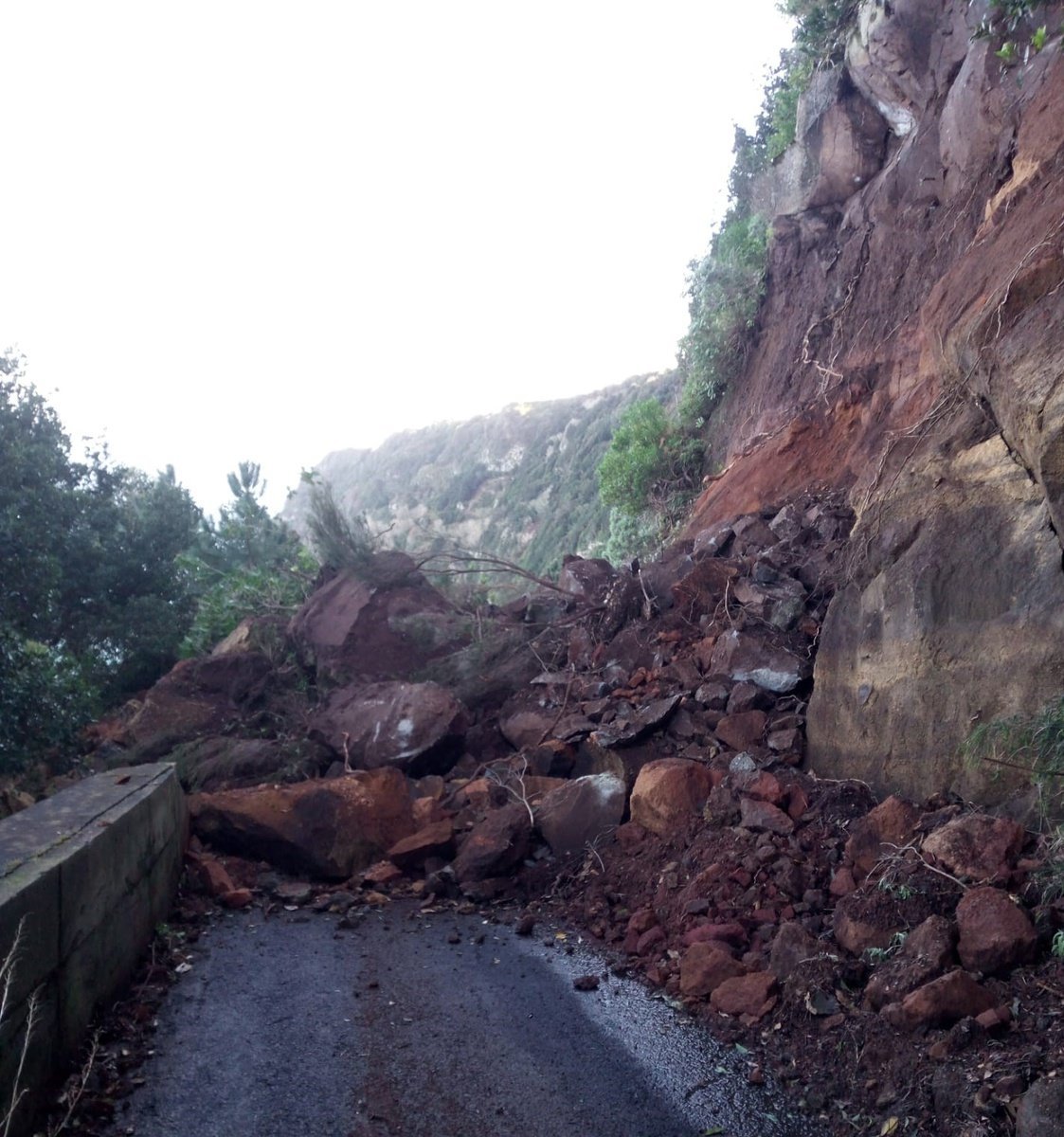 Huge Landslide isolates Fajã da Rocha de Baixo in São Jorge