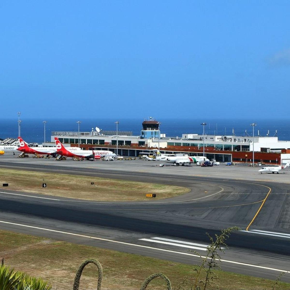 Madeira airport is one of the twenty most beautiful in the world - This ...