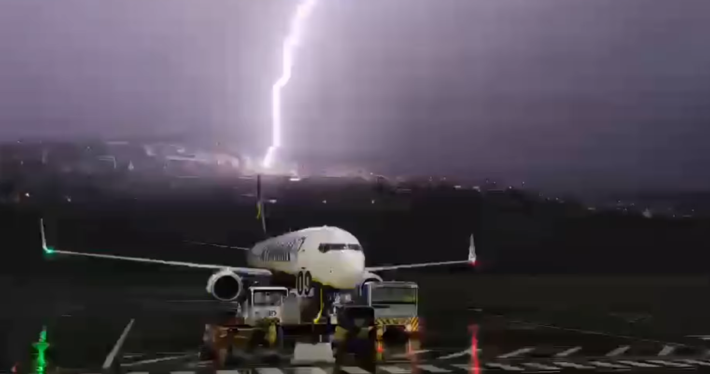 Impressive images show a lightning strike near Madeira Airport.