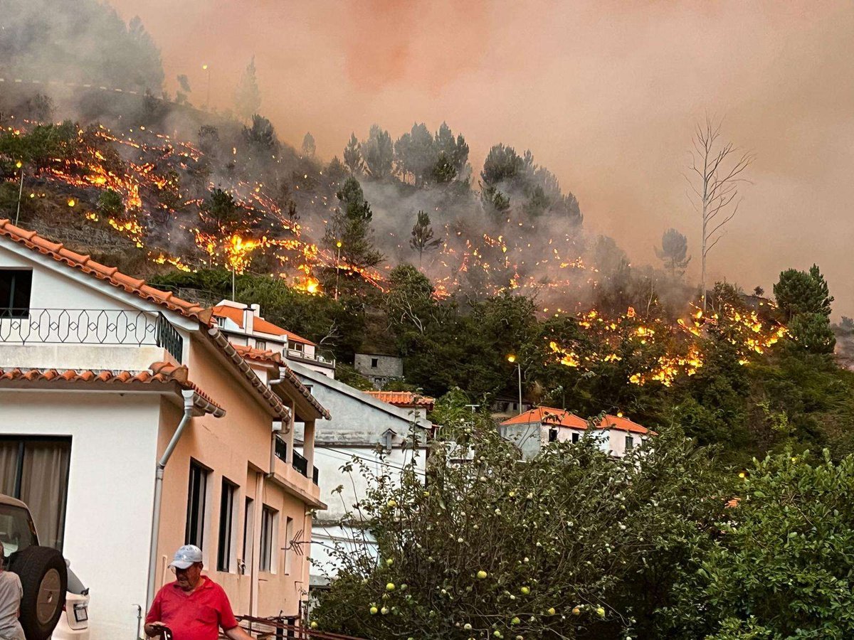 Flames surround houses in Serra de Água