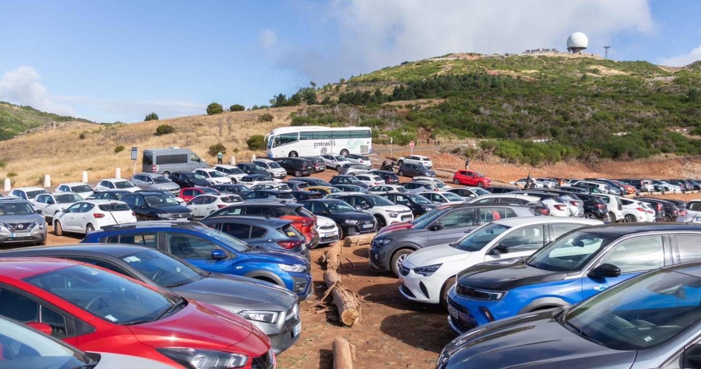 Parking at Pico do Areeiro will cost 4 euros per hour